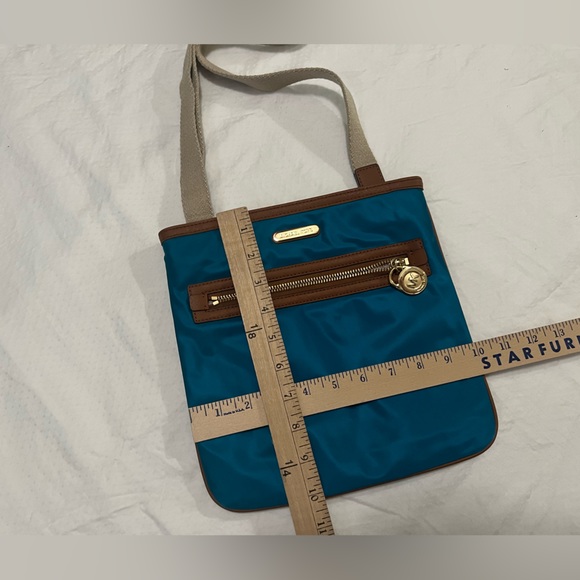 Michel kors cross body, no flaws. Used only one time. - Picture 3 of 7
